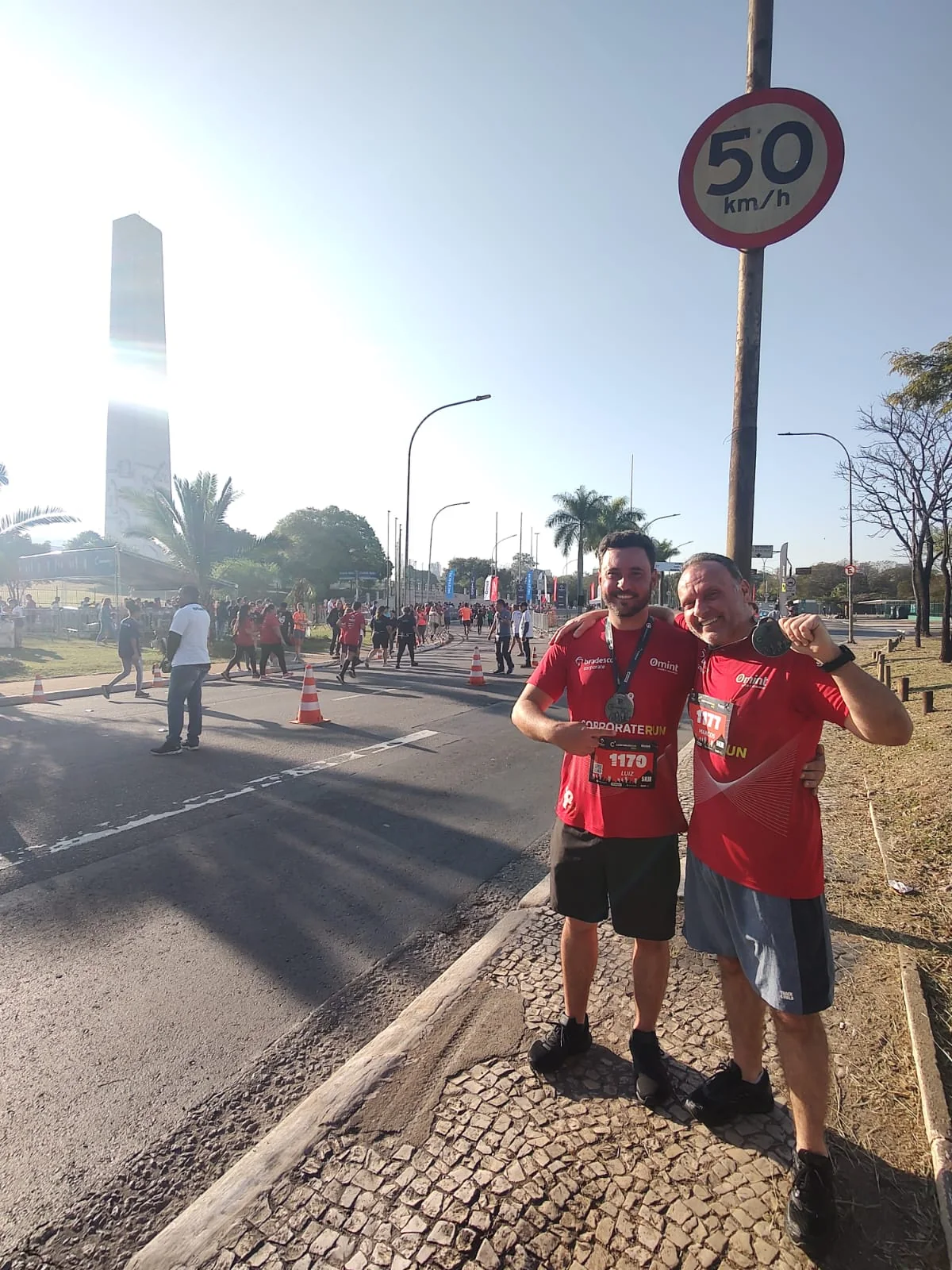 Aluno e profissional após corrida de rua