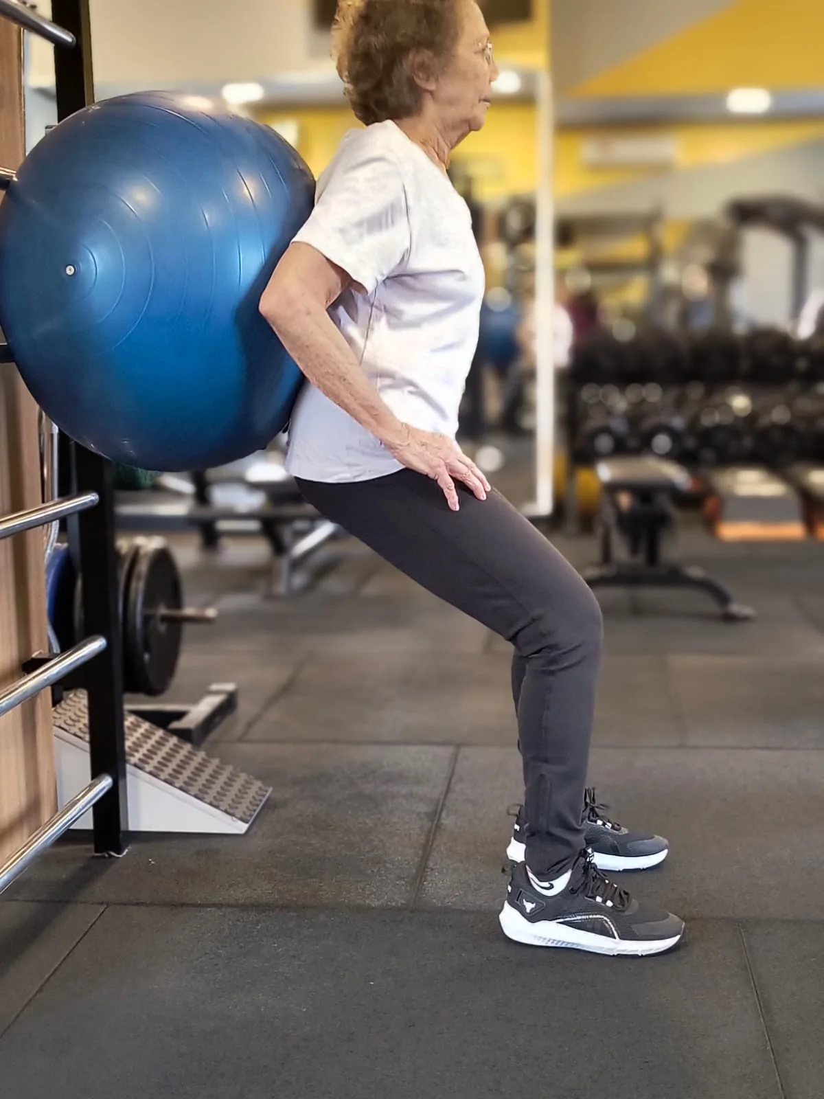 Mulher idosa realizando exercício com bola